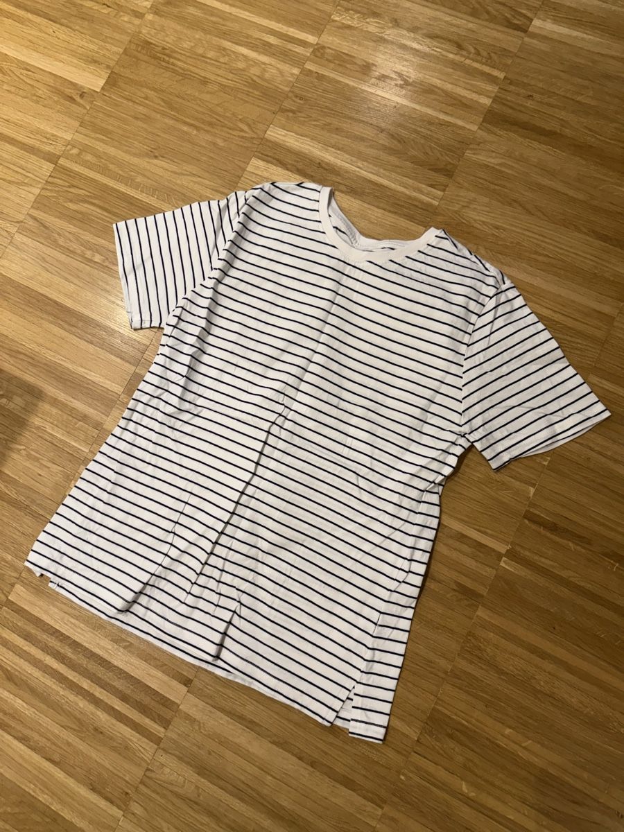 T-shirt: Black and white striped T-shirt – Usato da Adliswil venduto da Marjin