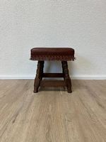 Vintage Hocker mit Lederbezug, Ziernägeln und Fransen