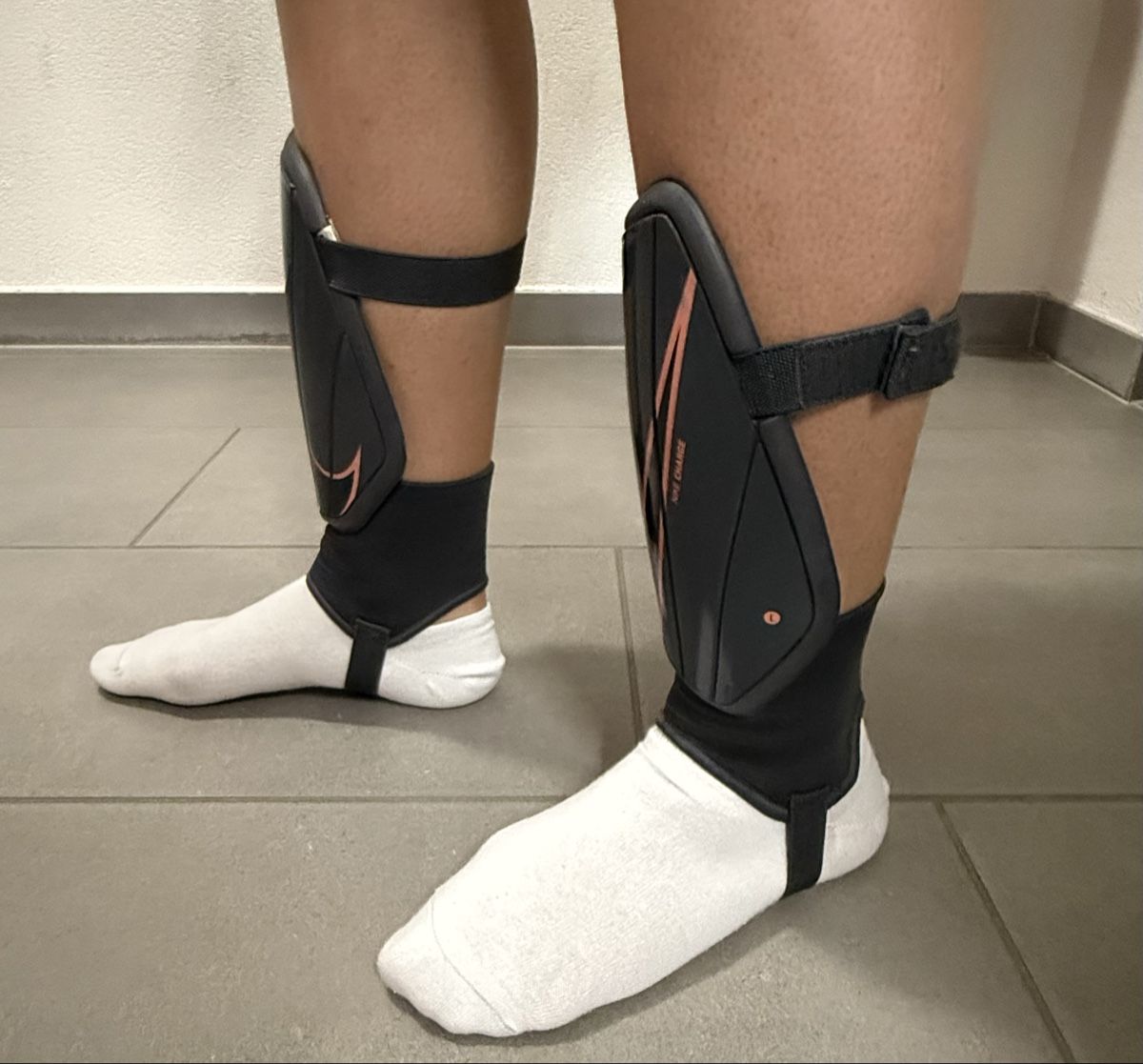Nike Protezioni & Imbottiture: Protège-tibias Nike Charge – Nuovo (secondo la descrizione) da Saxon venduto da jojokissme2002 1