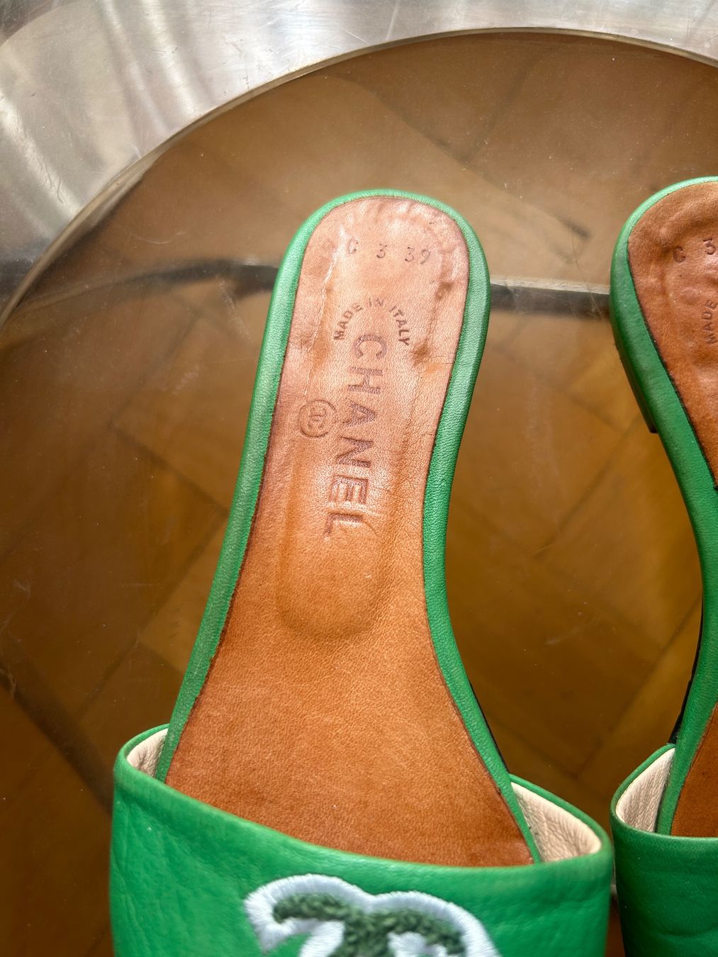 Chanel Scarpe da donna: green vintage chanel slides – Usato da basel venduto da wastedworld 1