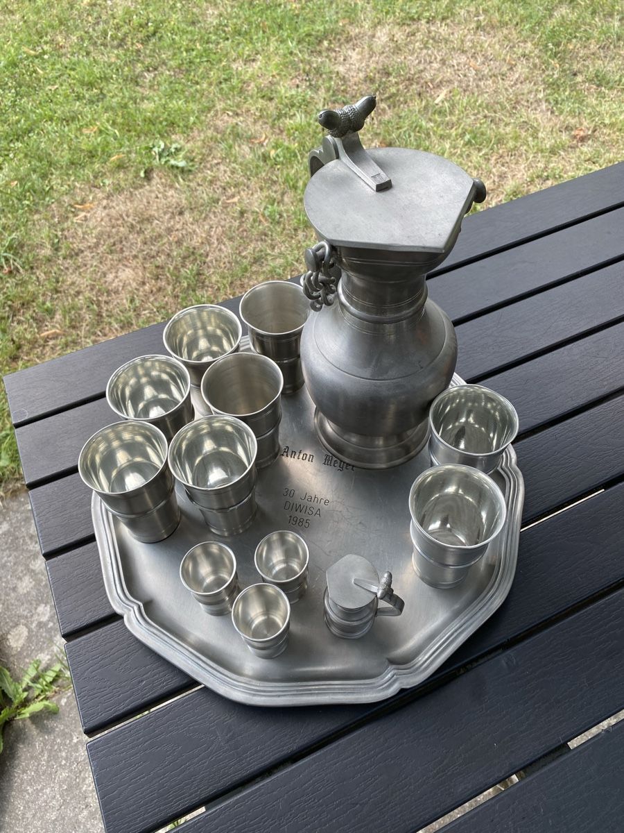 Geschirrsets: Zinn-Servierset mit Krug, Tablett und Bechern  – Neu (gemäss Beschreibung) aus Willisau von Regiinaa 2