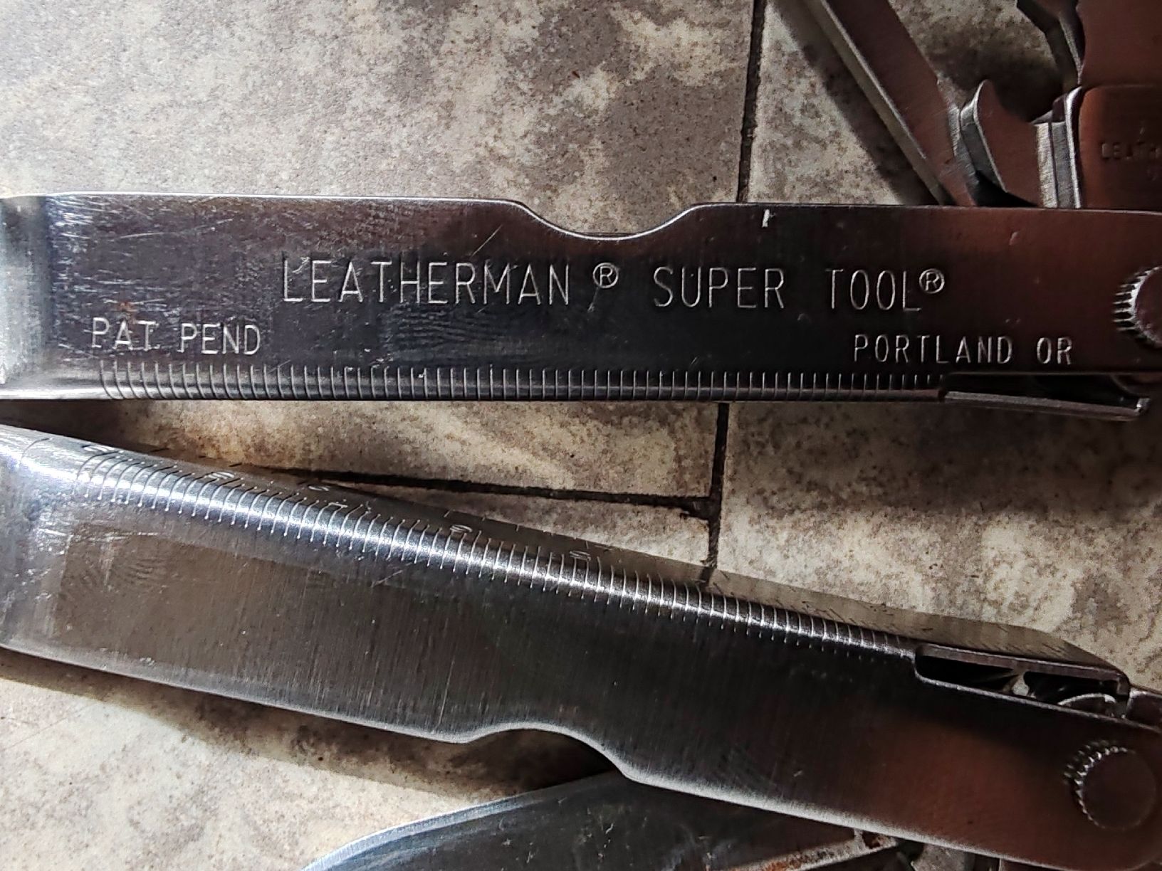 Leatherman Tous les outils: Leatherman Super Tool Multitool mit Lederetui guter Zustand – D'occasion à Wila par neu_s8qs 4