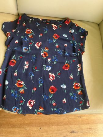 Damen T-Shirt Allen Solly Blumenmuster Grösse XS neuwertig