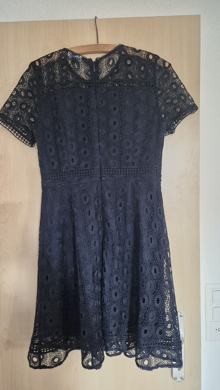 Vestiti: Warehouse Spitzenkleid, Gr. 38, Dunkelblau – Usato da Winterthur venduto da vss_h665 4