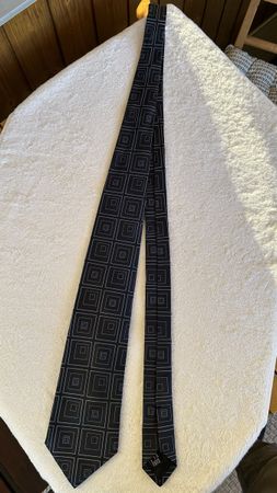 GUCCI Seidenkrawatte – 100 % Seide – dunkelblau