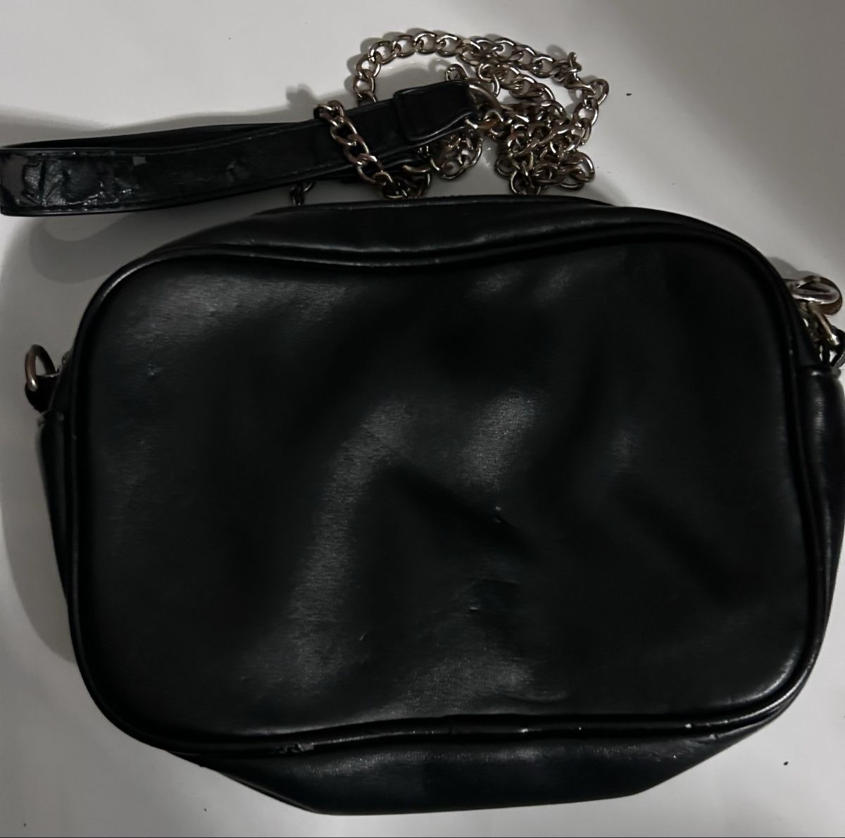 Borse da donna: Schwarze Umhängetasche mit Kette – Usato da Laufen venduto da Jassi.quinn 1