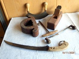 antiker Holzhobel, Messer, Bohrer, Säge
