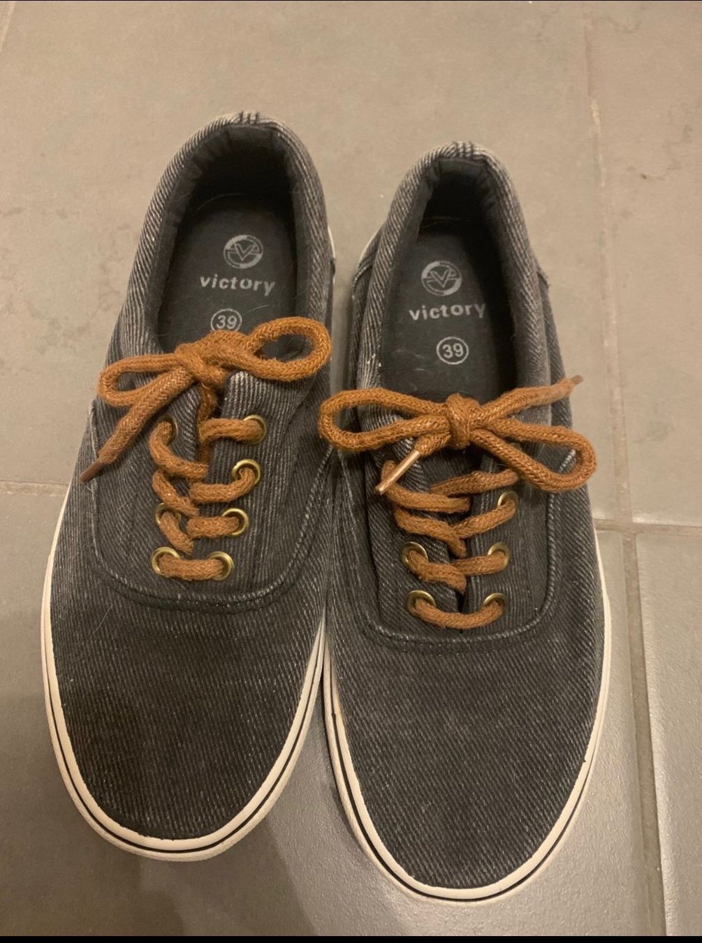 Scarpe da donna: Chaussures basses  Victor Envoi possible/Versand möglich – Usato da Belmont-sur-Lausanne venduto da chu_vxf5