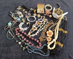 Grand lot de bijoux vintage et fantaisie
