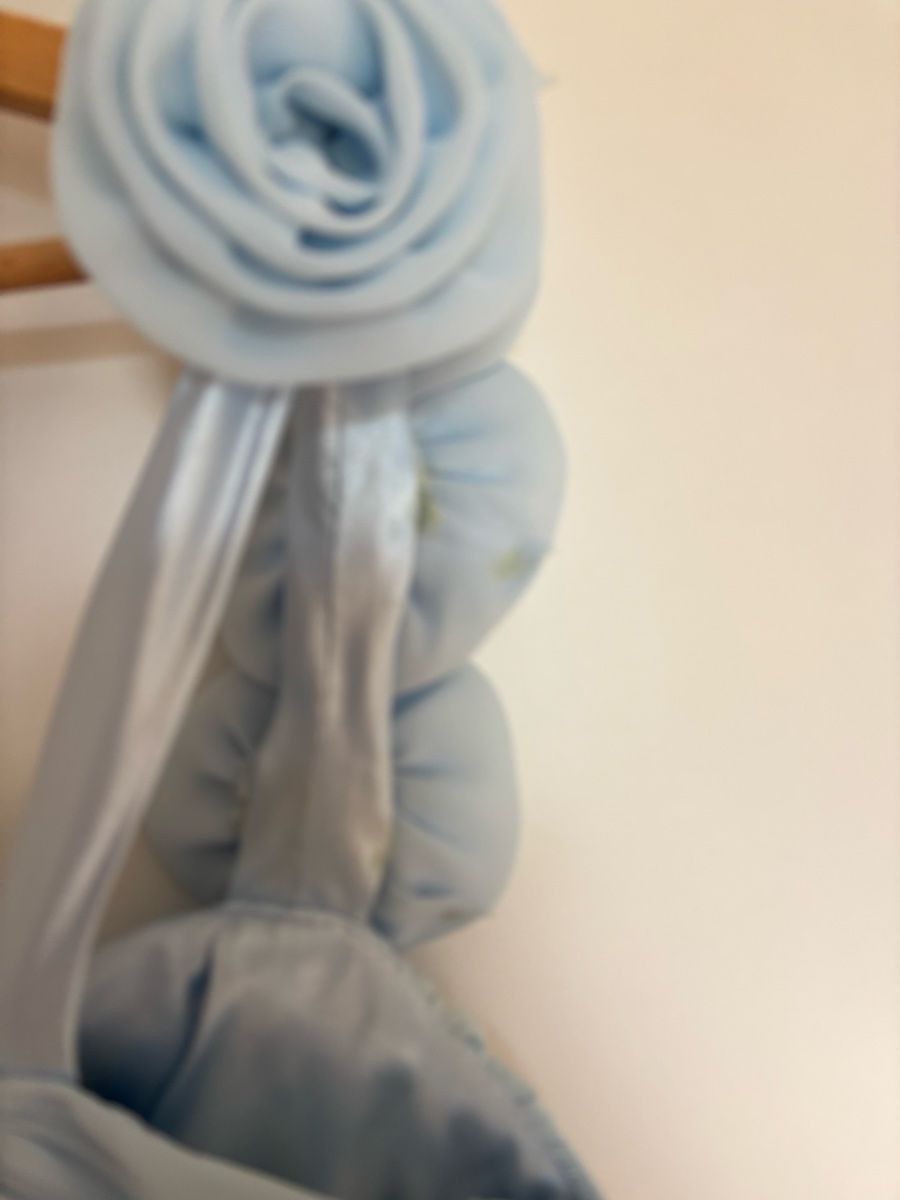 Robes: Wunderschönes hellblaues Kleid mit Blumen-Details – D'occasion à münchenbuchsee par Satinelam210 2