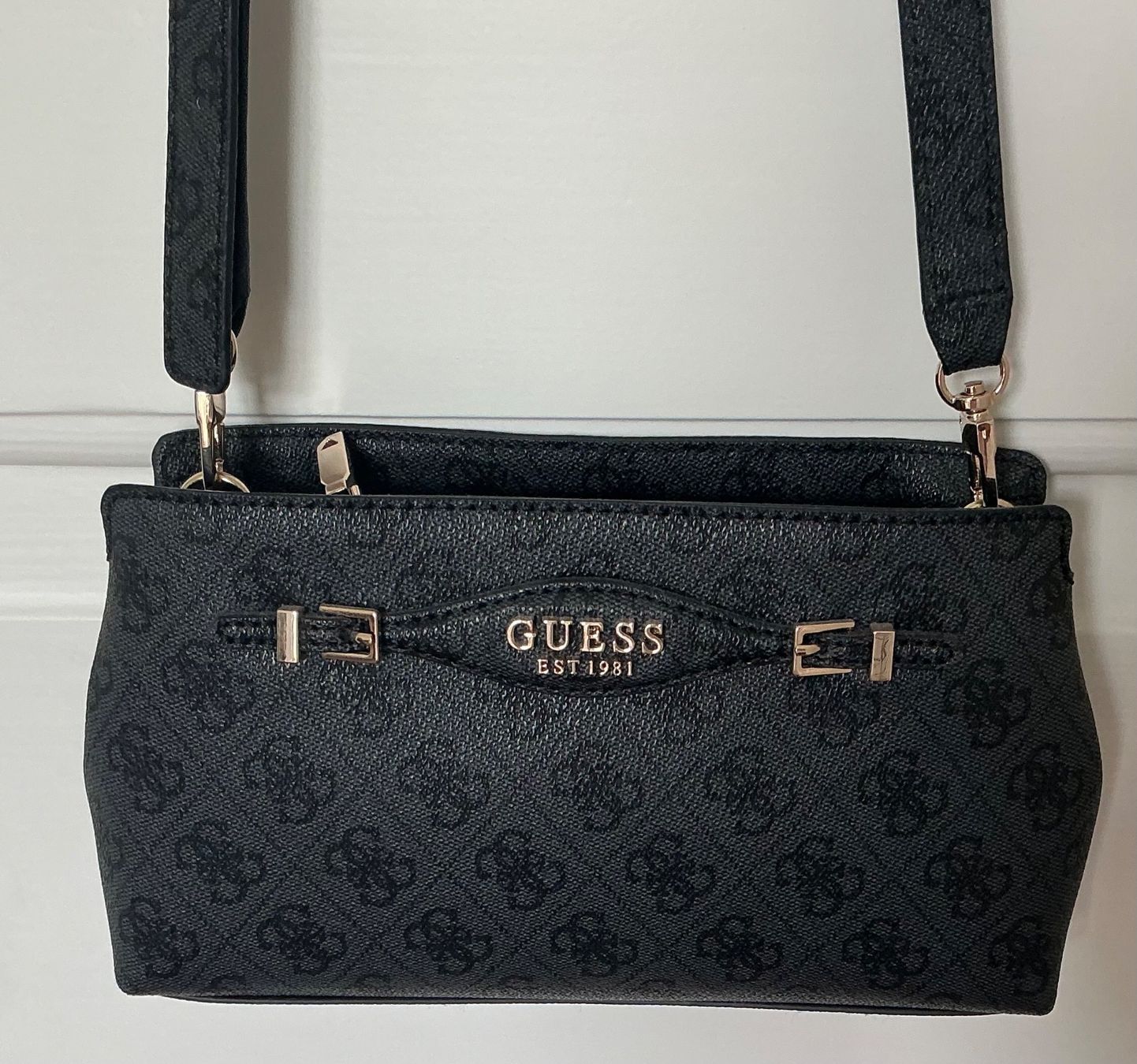 Guess Taschen für Damen: Damen Handtasche Guess schwarz – Neu (gemäss Beschreibung) aus Liestal von sommersa