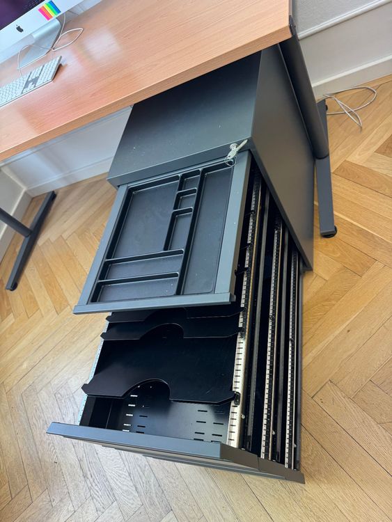Scrivanie: Büroeinrichtung aus, Tisch, Korpus, Schrank, Theke, Stuhl – Usato da Bern venduto da Alder-Treuhandel 1