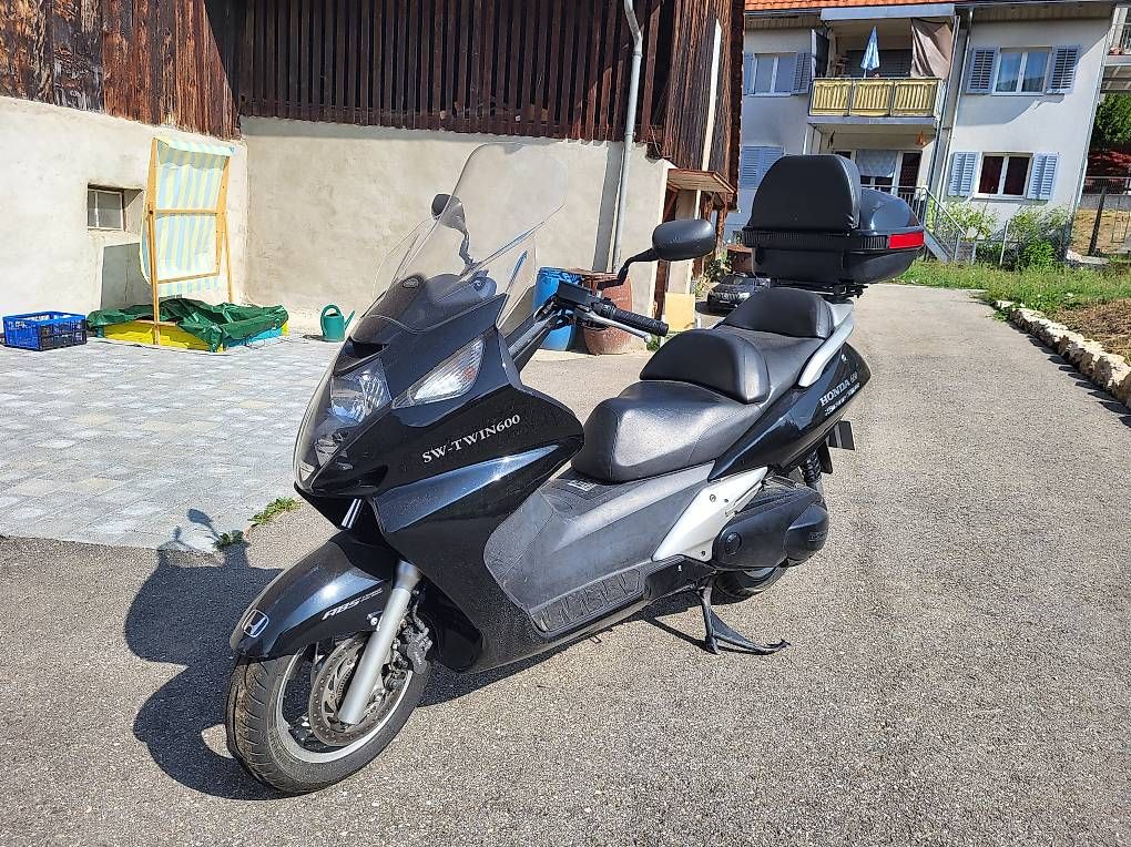 Route: Honda FJS600A S-Wing Roller – D'occasion à Laupersdorf par poweronwheels