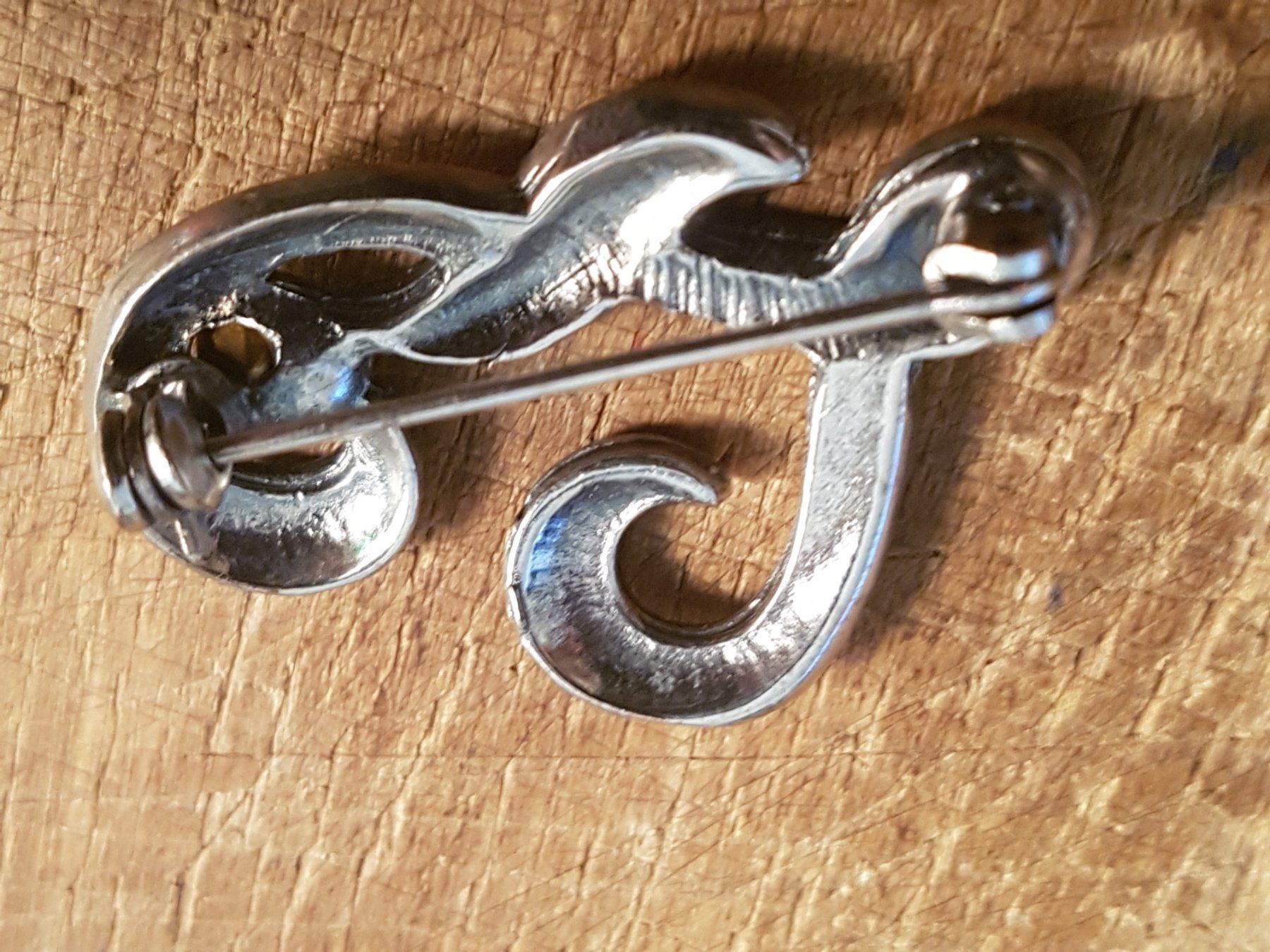Spille & Fermagli: Brosche Monogramm J oder L ca. 3,5cm lang, facett. Steinchen – Usato da Ettingen venduto da Maranathatalitha 5