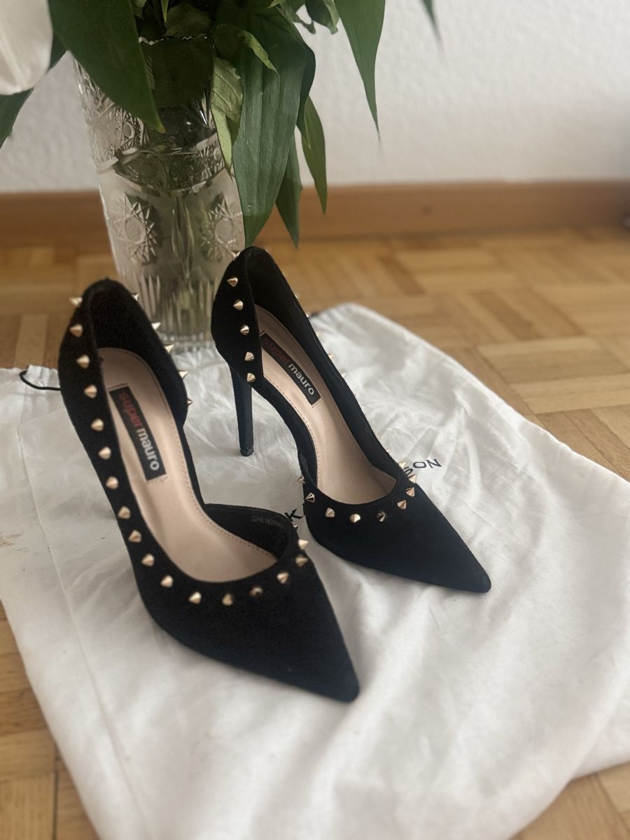 Chaussures femmes: Pumps schwarz mit Nieten Grösse 36 – D'occasion à Oberglatt ZH par Rono96