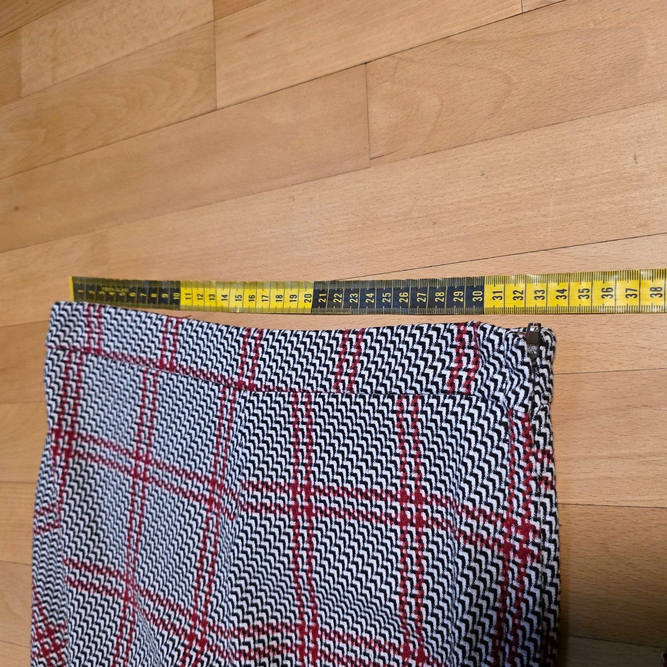 Stradivarius Hosen: Stradivarius Karohose Gr. 36/S Rot-Grau – Gebraucht aus Wald ZH von CapLux 7