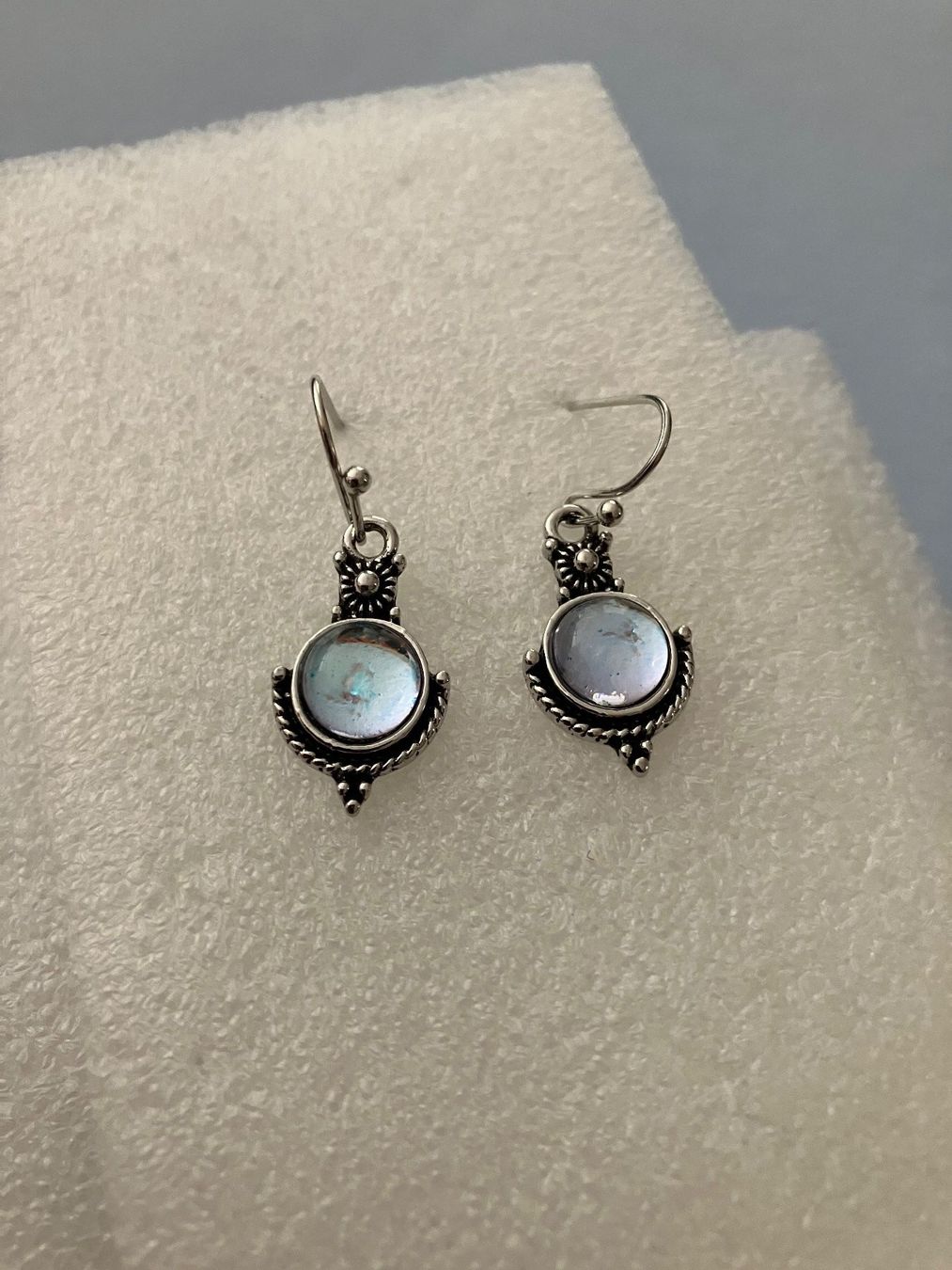 Orecchini pendenti & Orecchini a lobo: Modeschmuck, Schöne silberfarbeneOhrhänger heller Stein, NEU – Nuovo (secondo la descrizione) da Affoltern am Albis venduto da Dlotti 1