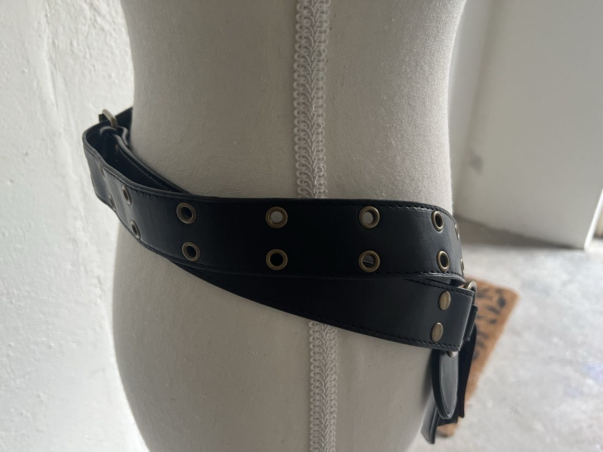 Taschen für Damen: Gürteltasche Lederoptik schwarz mit Muster neu – Neu und originalverpackt aus Uster von Corina0111114 5