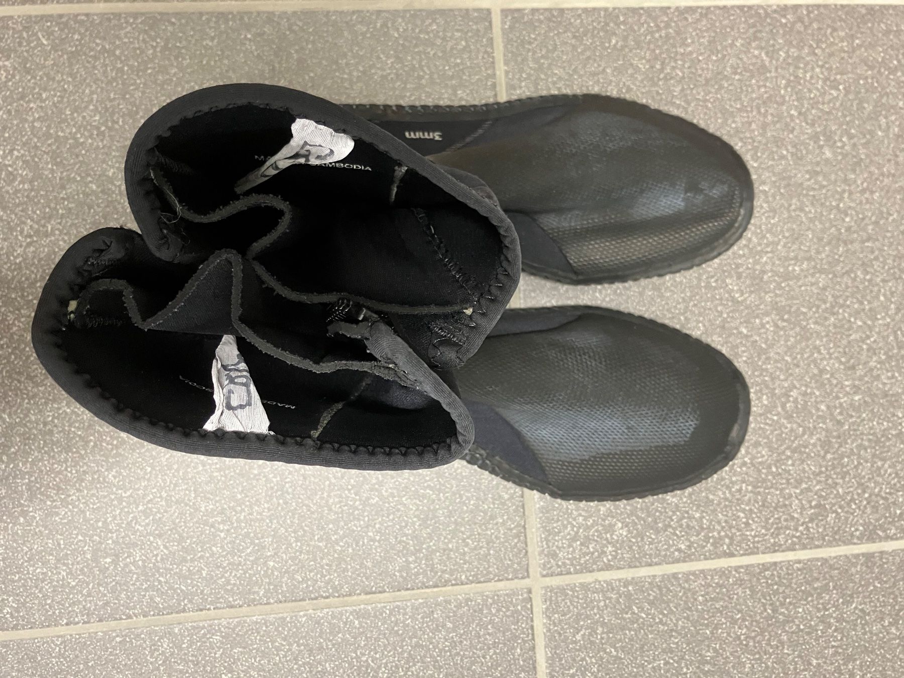 Scarpe da uomo: Neoprenschuhe 23.5 – Usato da Bever venduto da dvojca 2