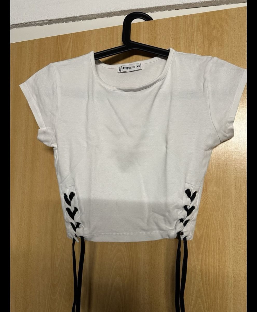 Top: neuwertige 3 Crop Tops, XS – Usato da Zollikofen venduto da Akshy