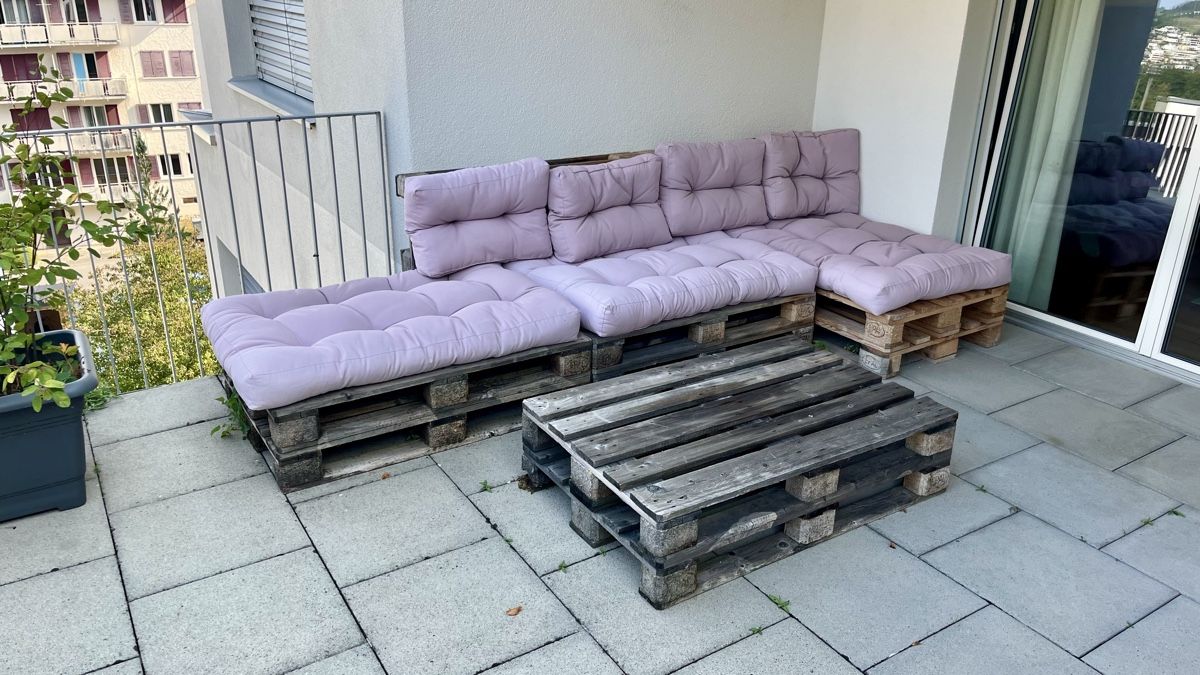 Divani: Paletten-Sofa Lounge mit Tisch – Usato da Luzern venduto da Salomonma 1