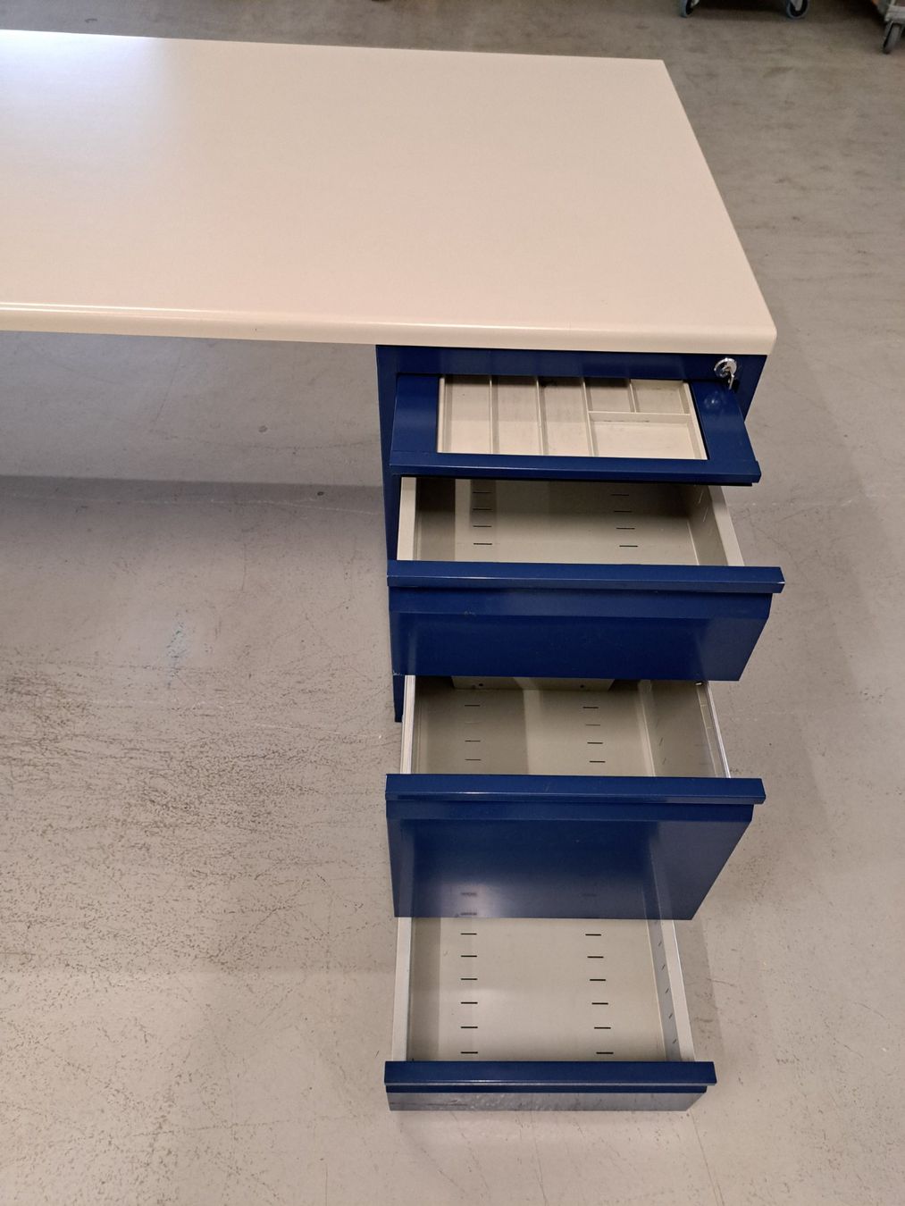 Scrivanie: Lagerpult blau-hellgrau, abschliessbar – Usato da Embrach venduto da lichttechnik 7