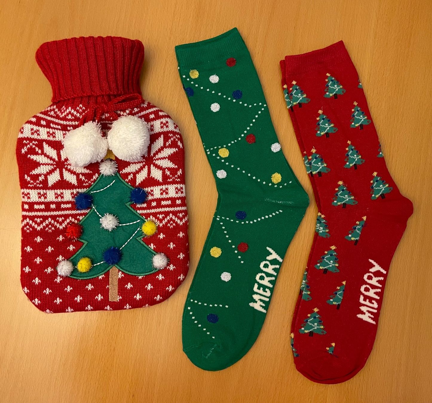 Sonstige antike Technik & Geräte: Weihnachts-Set 2 Paar Socken und eine Wärmflasche – Gebraucht aus Basel von Seifehuesli 1