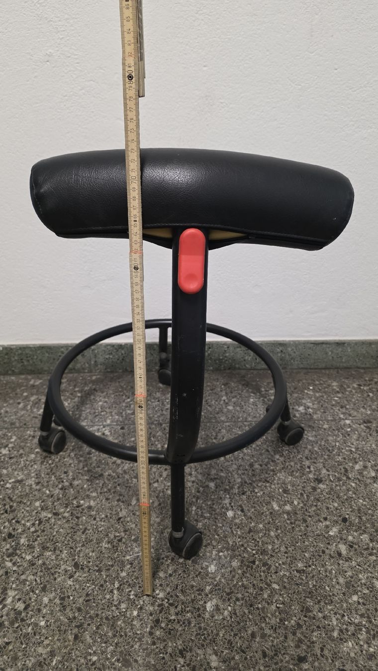 Sedie: Hocker schwarz mit Rollen höhenverstellbar gebraucht – Usato da Zürich venduto da anna.caterina