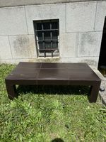 Table basse en cuir brun !