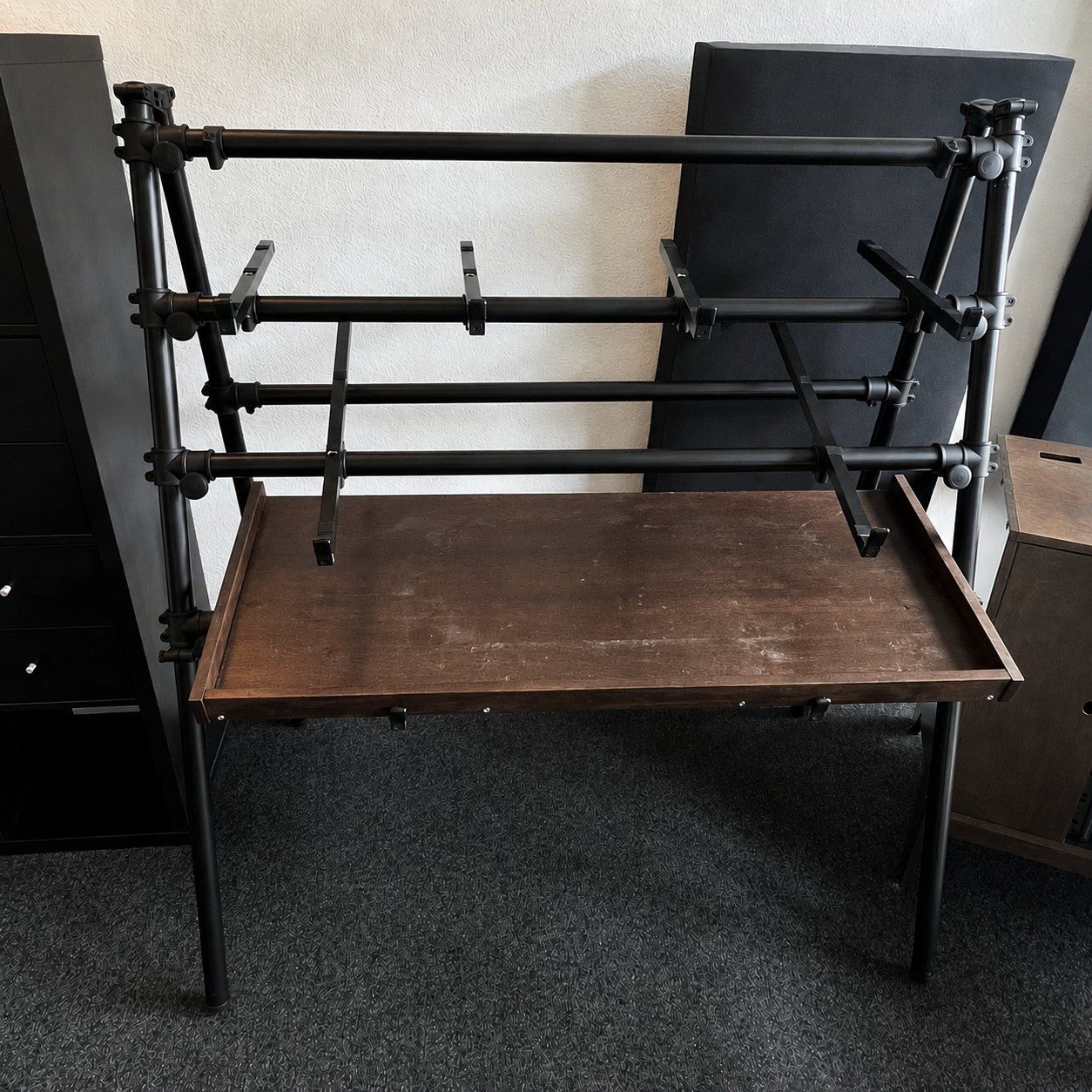 Instrumenten-& Notenständer: Jaspers Keyboardständer 4D-120B mit Custom Holzauflage – Gebraucht aus Sissach von Subnoize