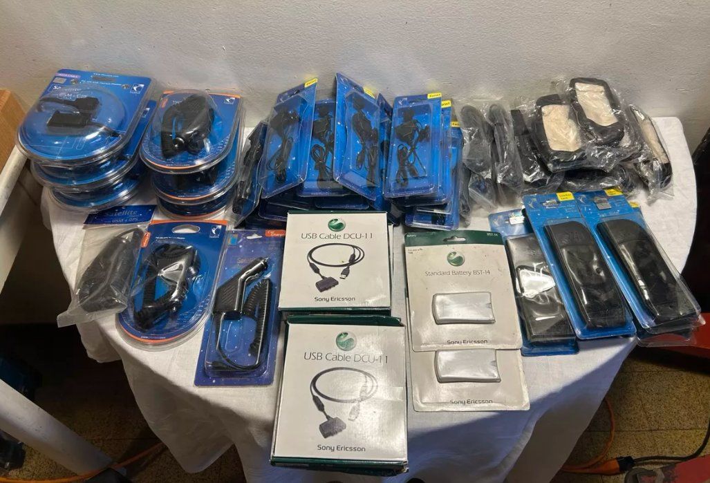 Telefoni cellulari / Smartphones: Verschiedene Zubehör Paket ein echtes Schnäppchen!! – Usato da Rotkreuz venduto da Quickseller-Pro
