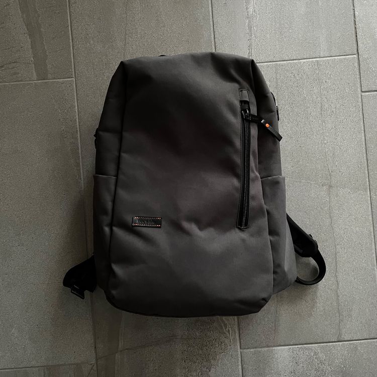 Unbox therapy discount x pacsafe 25l