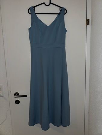 Elegantes, hellblaues kleid mit leichtem Beinschlitz