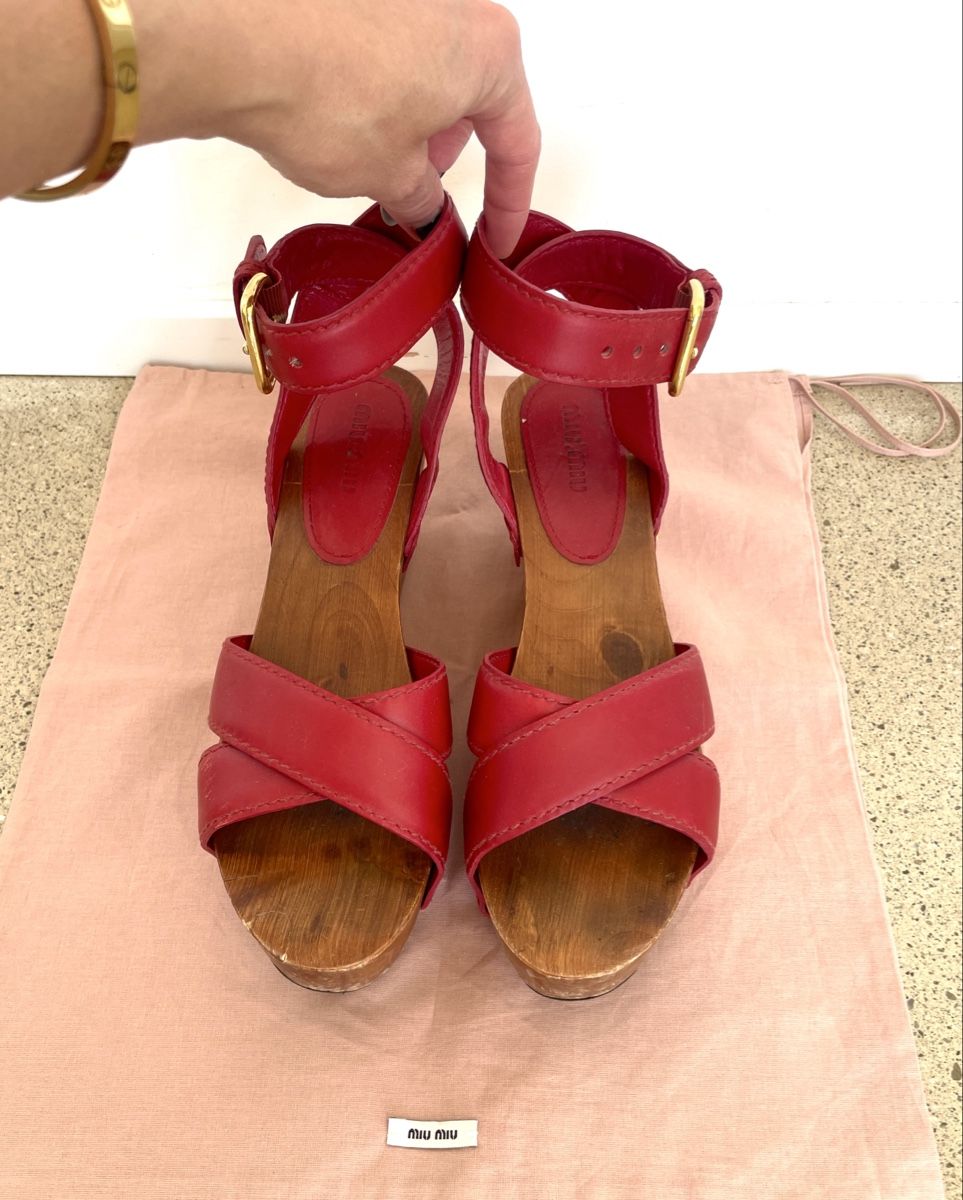 Miu Miu Scarpe da donna: Miu Miu wedge sandals – Usato da Stäfa venduto da Nicole093 1