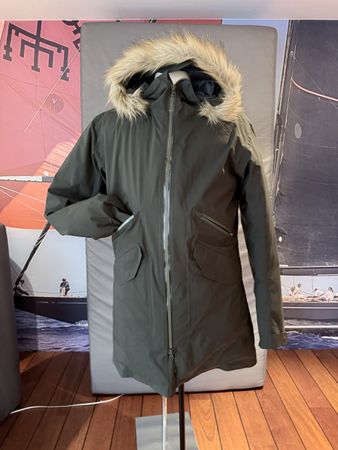 Ternua Winterjacke mit Kapuze olivgrün guter Zustand