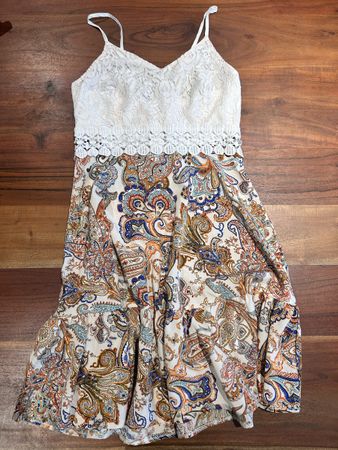 Sommerliches Kleid mit Spitze und Muster, Grösse 34