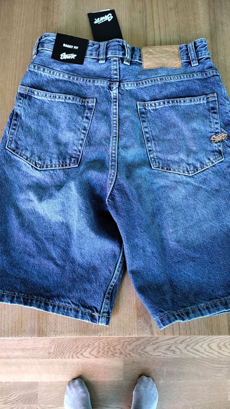 Jeans: Neue Jeans-Shorts Grösse 36 – Nuovo (secondo la descrizione) da Bätterkinden venduto da neuseeland79 3