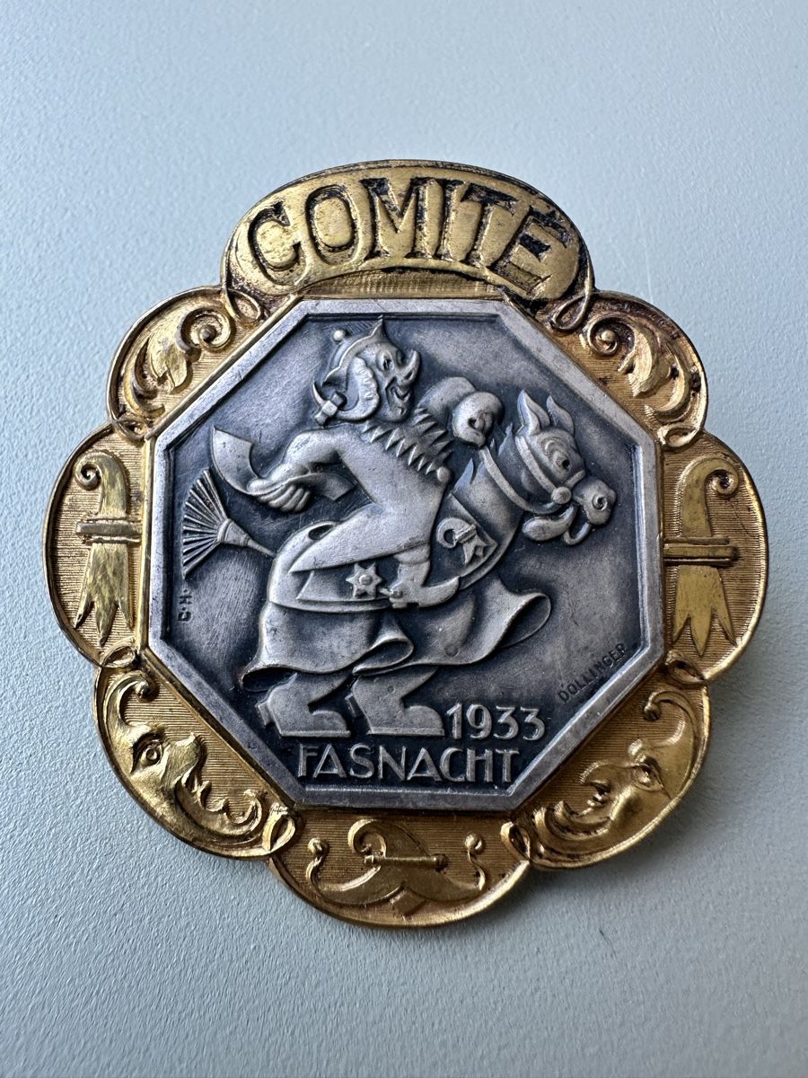 Basler Plaketten & Abzeichen: Fasnacht Basel 1933 GOLD COMITÉ  – Gebraucht aus Basel von fasnachtsoutlet1965