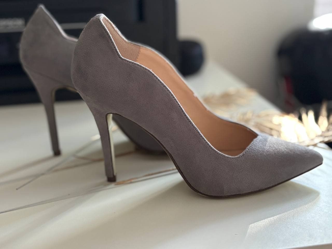 Scarpe da donna: Catwalk Pumps Grau Wildlederimitat – Usato da Bern venduto da ViksiBash
