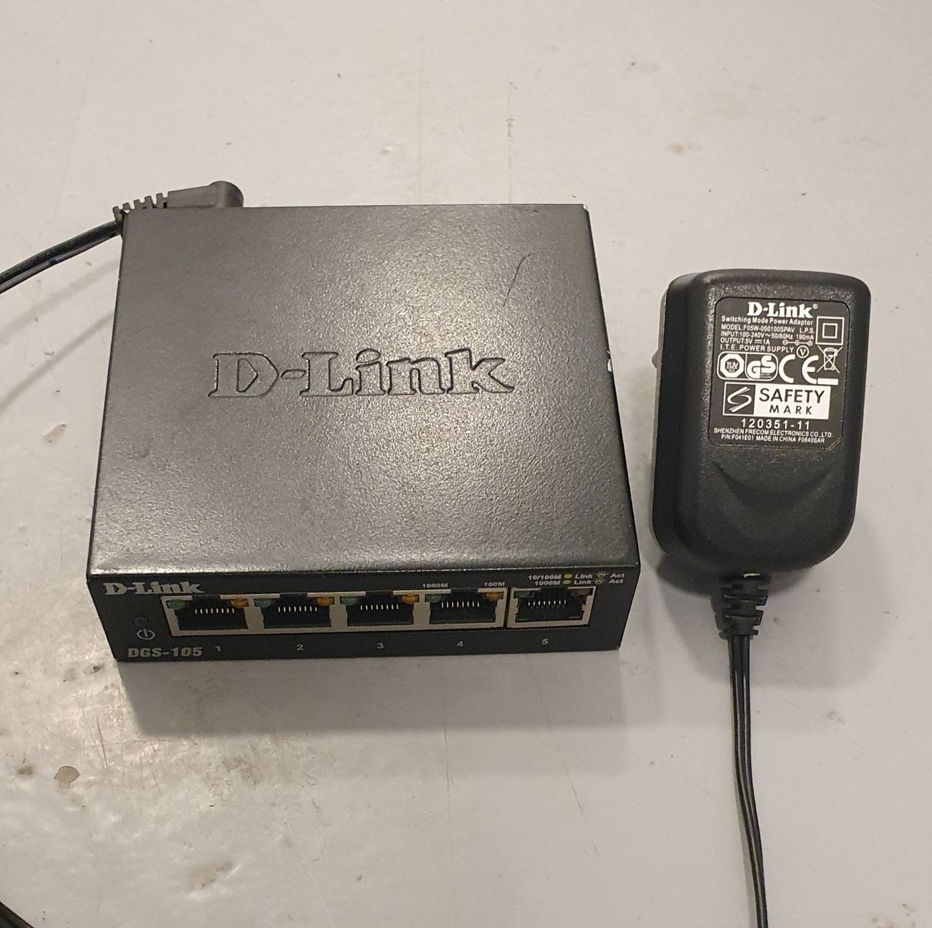 Dlink Hubs & Switches: D-Link commutateur 5 ports – Gebraucht aus Servion von meno999
