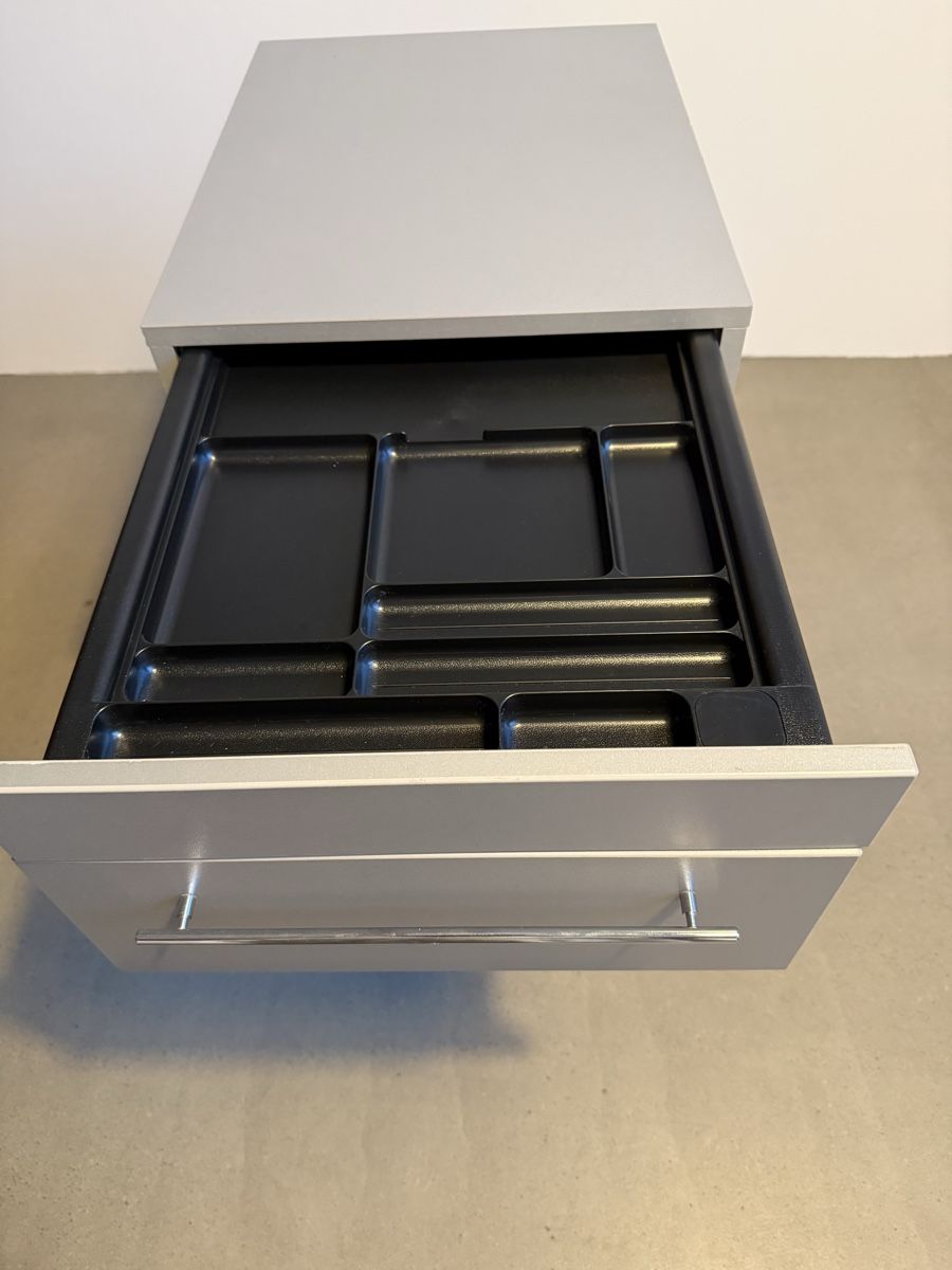 Conteneurs de construction: Bürocontainer / Rollcontainer grau – 3 Schubladen – D'occasion à Holderbank AG par ric_xjm2 2