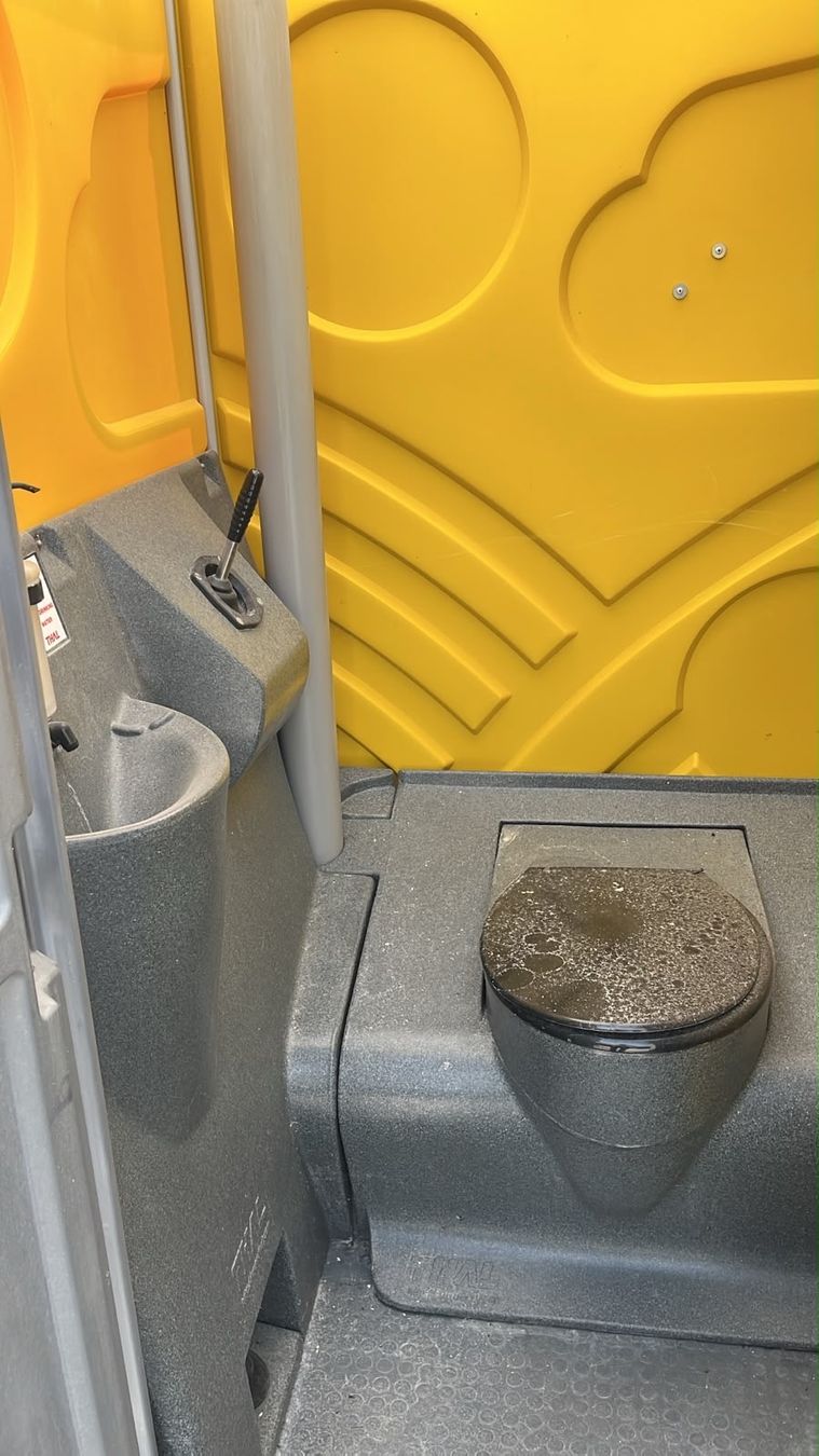 WC: WC Haus mit Lavabo – Usato da Bözen venduto da Viloujack 1