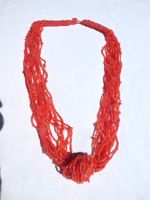 Mehrsträngige Kette aus kleinen lachsfarb. Rocaille-Perlen