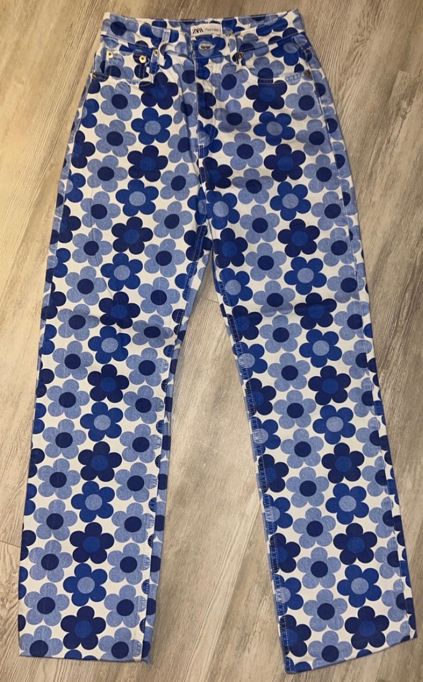 Zara Jeans: Jean Zara imprimé fleurs bleu blanc – Neuf (Voir description) à Charmoille par chaignat03