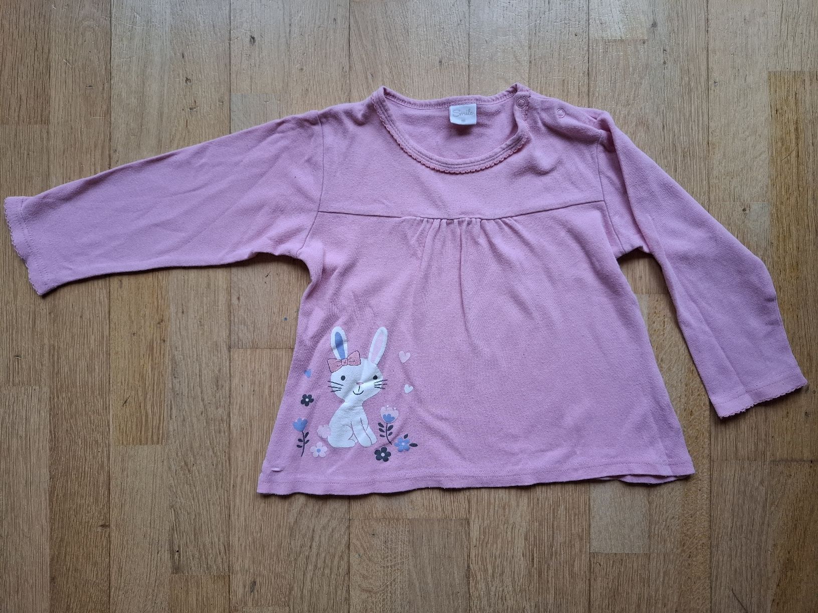 Pulls et sweat-shirts: Kinder Pullover mit Hasenmotiv, Grösse 98 – D'occasion à Biel/Bienne par AvasTheGreatest