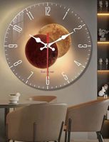 Moderne Wanduhr mit Mond Design