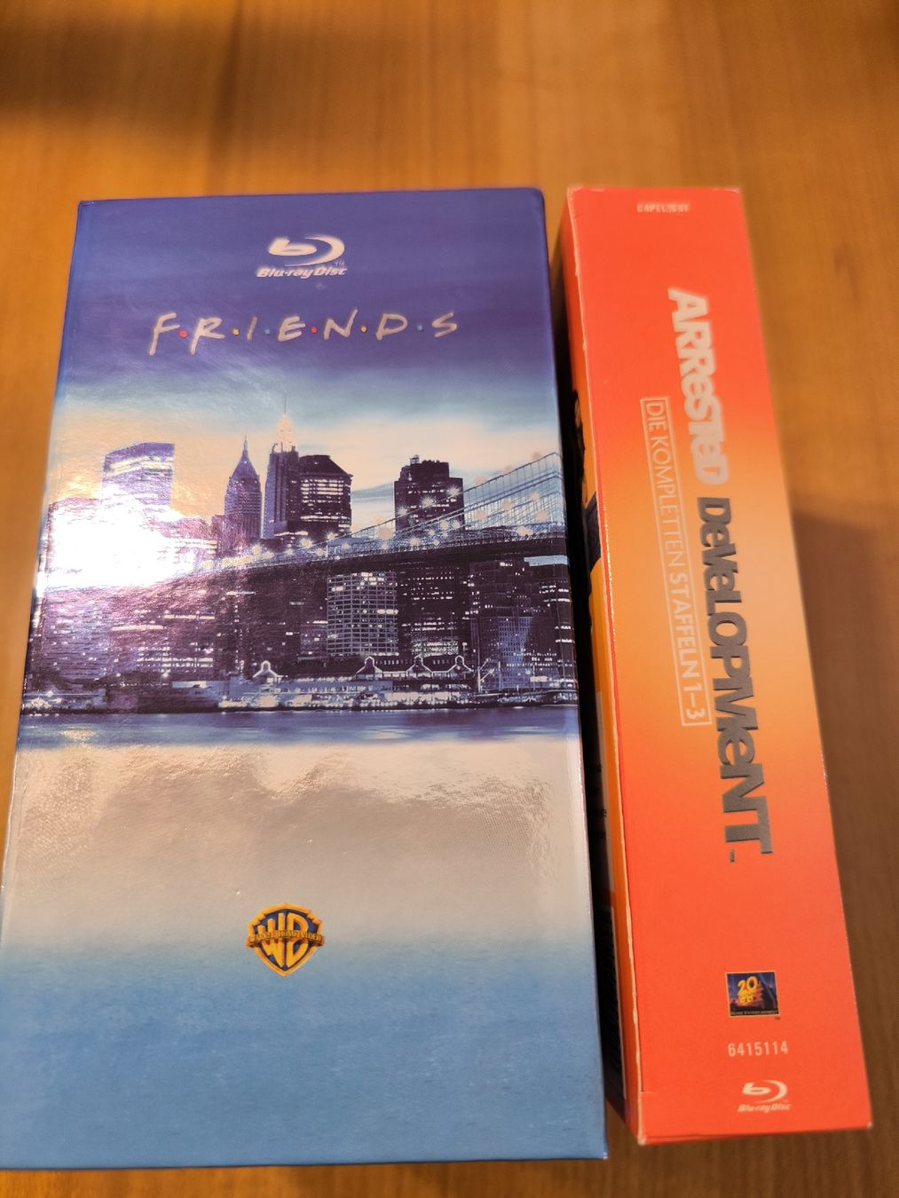 Tous les DVDs: Friends & Arrested Development Serienboxen! – D'occasion à Dürnten par Nexomynon 1