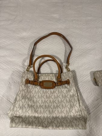Stylish Michael Kors Tote Bag and Wallet Set, Summer!