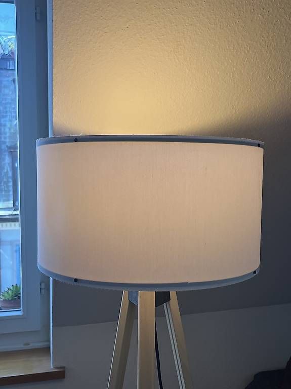 Lampade: Skandinavische Stehlampe mit Holzfüssen – Usato da Zürich venduto da Hushpuppy_eats 1