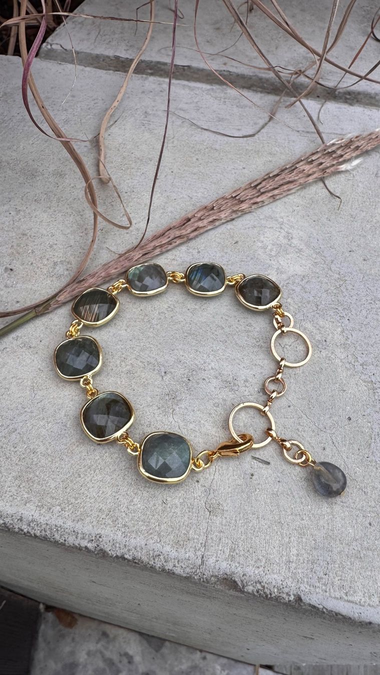 Armbänder & -reifen: Wunderschönes LABRADORIT-Armband mit Charm vergoldet – Neu und originalverpackt aus Rombach von Ivreajewels 3